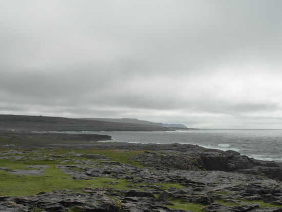 Ein weiterer Stop in der Nähe von Ballyvaughan - hier reicht der Burren direkt ans Meer heran