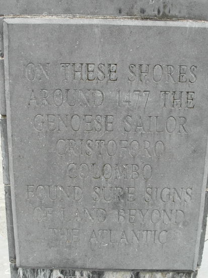 Ein weiteres Denkmal: An diesen Küsten fand der genuesische Segler Christoph Kolumbus um 1477 sichere Zeichen, dass es hinter dem Atlantik Land gab