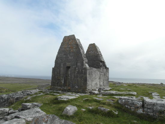Die Kirche stammt wahrscheinlich aus dem 5. Jahrhundert und war Teil eines Klosters, das von Cromwells Soldaten zerstört wurde. Angeblich ist es die kleinste Kirche Europas.