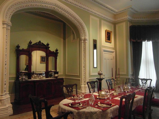 Die Innenräume lassen sich besichtigen - hier der Speiseraum