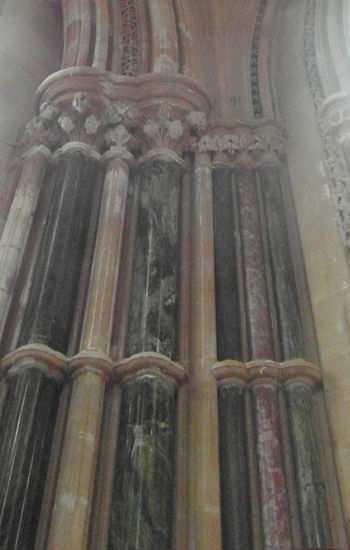 Die Säulen sind aus Marmor aus den vier irischen Provinzen gemacht: Grüner Marmor aus Connemara (Provinz Connacht), rosa Marmor aus Cork (Provinz Munster), schwarzer Marmor aus Kilkenny (Provinz Leinster) und grauer Marmor aus Armagh (Provinz Ulster)