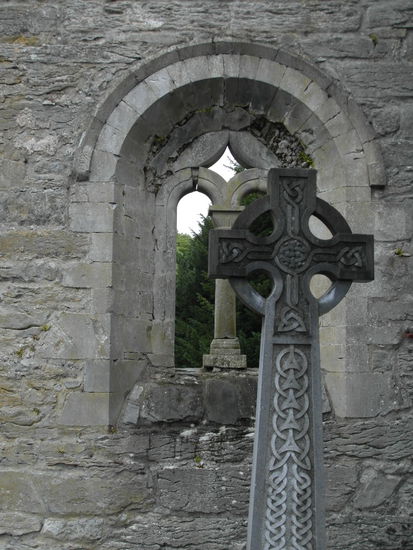 Fantastische Kreuze auf dem Friedhof, die aber eher nach neuerem Datum aussehen