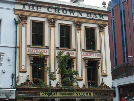 In der Innenstadt findet man auch viele sehr hübsche Gebäude aus viktorianischer Zeit, hier der Crown Liquor Saloon