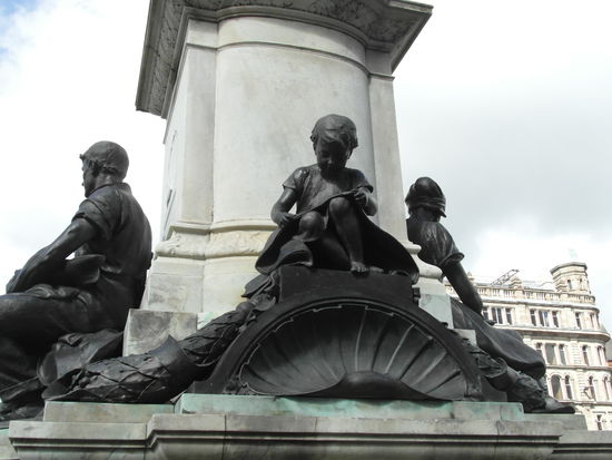 Um Queen Victoria herum stehen die drei Grundfesten der Stadt: Learning, Linen und Liners - Bildung, Leinen und der Schiffbau