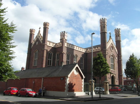 In der Nähe befindet sich die St Malachits Church von 1844