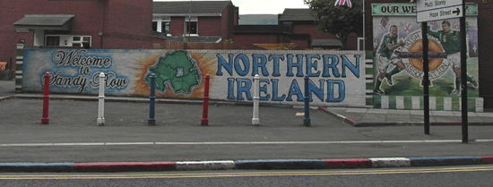 Belfast ist berühmt für die politischen Wandgemälde, man kann auch spezielle Taxitouren machen, wo man sie besichtigt und erklärt bekommt