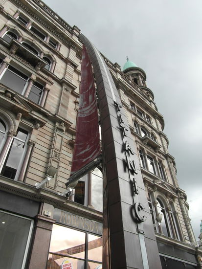 Im Donegall Place sind große Metallstreben aufgebaut, die die Namen der großen Schiffe der White Star Line tragen, der Titanic-Reederei.