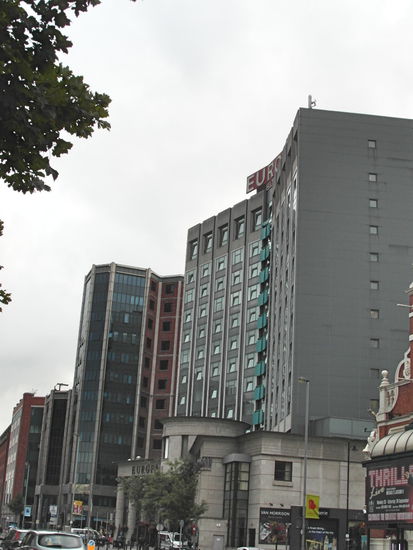 Europa Hotel - es erlangte traurige Berühmtheit als meistbombadiertes Hotel der Welt. Achtundzwanzig Anschläge wurden zur Zeit des Bürgerkriegs auf das Hotel verübt.