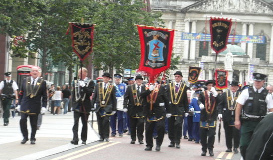 Plötzlich hörten wir wieder Marschmusik - und unter großem Polizeiaufgebot führte nun eine Parade den Donegall Place entlang. Es war surreal - Schützenfestmusik und Banner, aber dazu ernste, entschlossene Gesichter. Wirklich seltsam, und kaum zu erfassen.