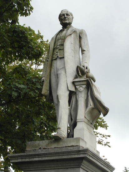 Um die City Hall herum stehen viele weitere Statuen und Denkmäler - hier Edmund James Harland, Mitbegründer von Harland & Wolff, der größten Werft in Belfast, auf der auch die Titanic gebaut wurde