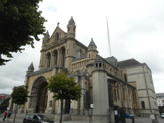 Die anglikanische St Anne's Cathedral, Baugebinn 1899. Hier herrschte eine sehr freundliche Atmosphäre, und wir machten wie immer den von einem kleinen Faltblatt vorgeschlagenen Rundgang.