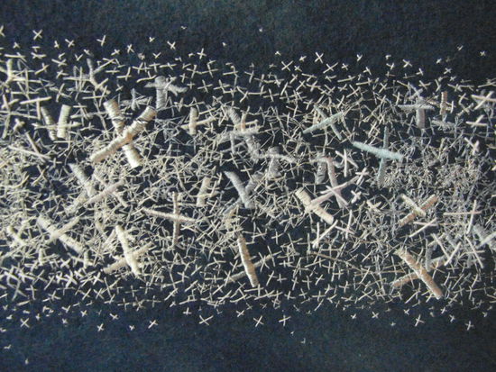 Das Blau steht für die See bei Nacht, in der die Titanic versank, die goldenen und silbernen Kreuze, von Hand gestickt, für die Verstorbenen - 1517 an der Zahl.