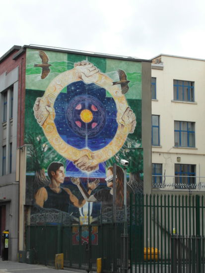 Wir laufen von der St Anne's Cathedral in Richtung Wasser, und sehen auf dem Weg ein weiteres typisches Mural - diesmal ein hoffnungsvolles, das die Versöhnung zeigt