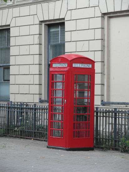 Wir sind aber unübersehbar in UK! Britische Telefonzelle...