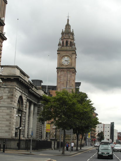 ...und Prince Albert Memorial. Denkmäler dieser Art wurden von Queen Victoria nach dem Tod ihres Mannes, den sie vergötterte, überall in ihrem Reich aufgestellt.