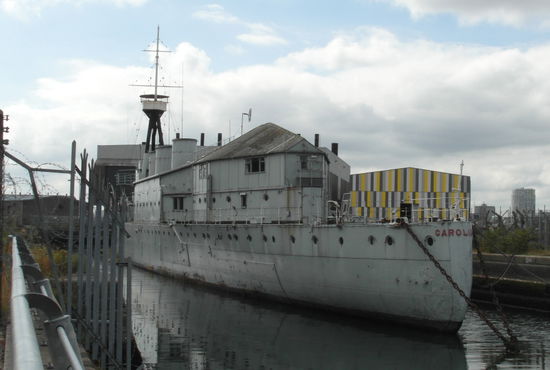 Hier liegt auch die HMS Caroline, ältestes erhaltenes Kriegsschiff der Royal Navy - eingesetzt bereits im Ersten Weltkrieg und ausgemustert 2011!