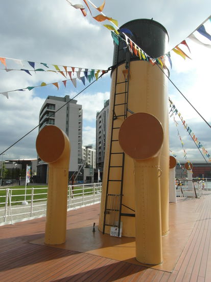 Der Schornstein in der Farbe, die das Markenzeichen der White Star Line war