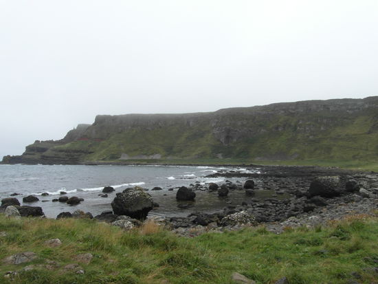 Erstmal führt der Weg ein bisschen am felsigen Strand entlang