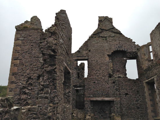 Das Haupthaus mit Kamin und Fenstern