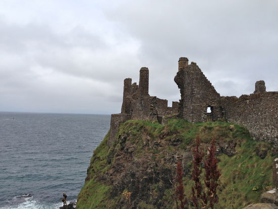 Im 18. Jahrhundert stürzte ein Teil der Burg ins Meer - das glaubt man gerne, wenn man das hier sieht!