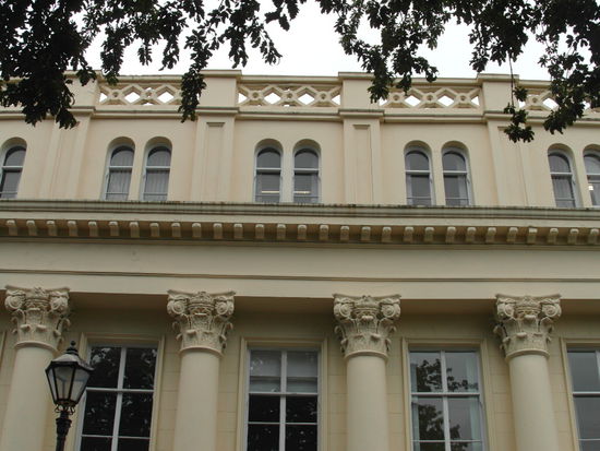 Auf dem Weg liegt der Upper Crescent, eine Prachtstraße aus viktorianischer Zeit - heute aber sehr heruntergekommen