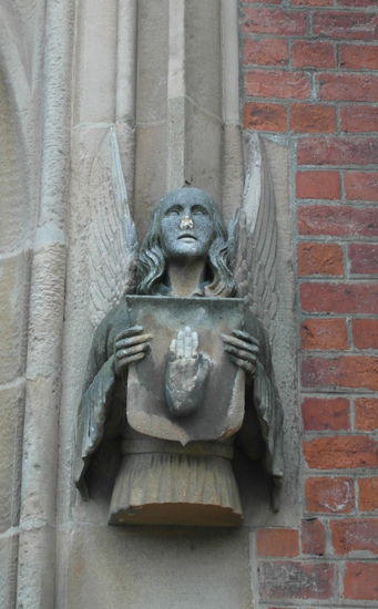 Am Eingangstor: Engel mit dem Symbol der Provinz Ulster - der (normalerweise roten) Hand