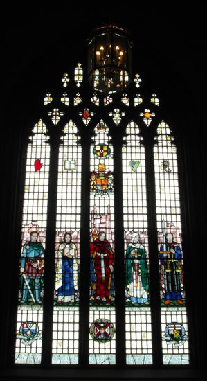 Ohne Führung kann man nur den Eingangsbereich betreten, aber auch hier kann man schon die Atmosphäre einer altehrwürdigen Uni schnuppern: Bunte Fenster...