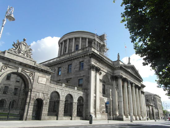 Am Ufer befindet sich auch das Gebäude "Four Courts" (erbaut 1786 - 1806), in dem heute das höchste Gericht untergebracht ist. Es ist eines der vielen repräsentativen Gebäude, die einst von den Briten zur Demonstration ihrer Macht gebaut wurden. 1922 wurde das Gebäude besetzt und brannte vollkommen aus.