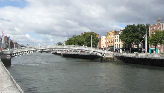 Und wieder geht es vorbei an der Ha'penny Bridge...