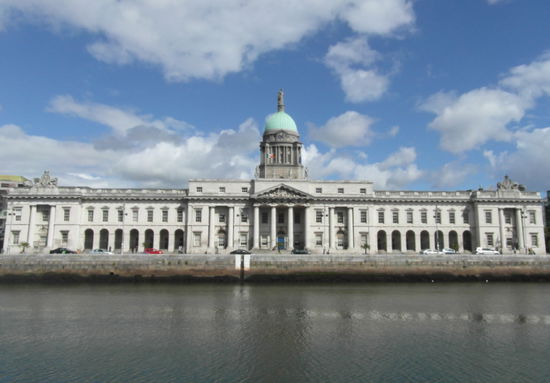 Die Figuren stehen nahe des klassizistischen Zollgebäudes (Custom House). Es ist das beeindruckendste Gebäude am Flussufer, aber auch dieses brannte während des Bürgerkriegs völlig aus.