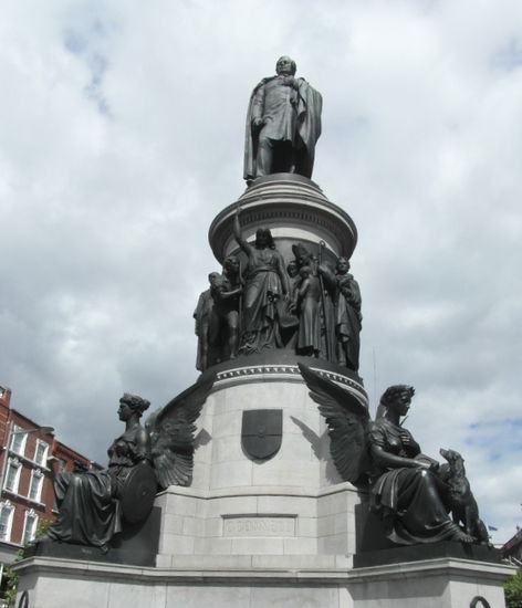 Am Beginn der Straße ist die riesige Statue des Namensgebers nicht zu übersehen - Daniel O'Connell, im 19. Jahrhundert einer der ersten Kämpfer für die Freiheit Irlands.