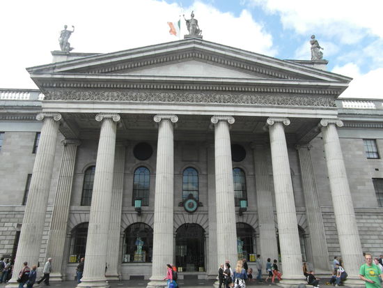 Das General Post Office (GPO), Schauplatz des Osteraufstandes 1916 - diese Rebellion wurde nach nur fünf Tagen blutig beendet und alle Teilnehmer zum Tode verurteilt, dennoch markiert der Aufstand den Beginn des Bürgerkriegs