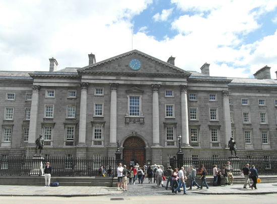 Trinity College von der Straße aus gesehen