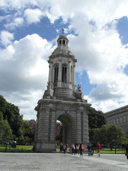 Im Zentrum des Platzes steht der Glockenturm von 1852