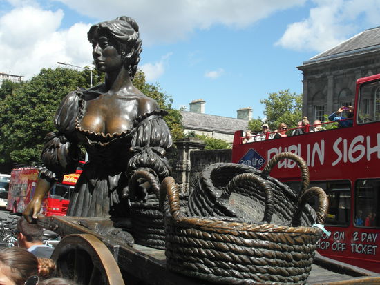 Eines der kultigsten Fotomotive Dublins: Molly Malone, eine Fischhändlerin aus einem alten Lied