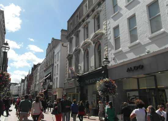 Die Grafton Street, proppevoll mit Leuten und Geschäften