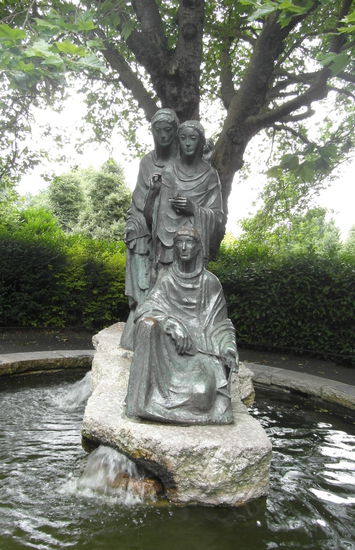 Dieses Denkmal wurde von der BRD gestiftet (s.u.)