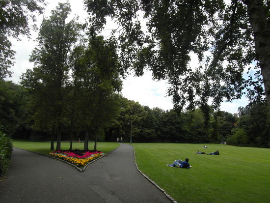 Der große Merrion Square liegt in der Mitte des georgianischen Bezirks, in typischer Weise umfasst von einem hohen Zaun und eingerahmt von einheitlichen Straßenzügen.