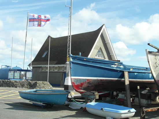 Ich war überrascht, eine Rettungsstation der britischen RNLI - Royal National Lifeboat Institution - hier zu sehen. Wie ich später erfuhr, hat Irland keine eigene Seenotrettungsorganisation, sondern ist an die britische angeschlossen.