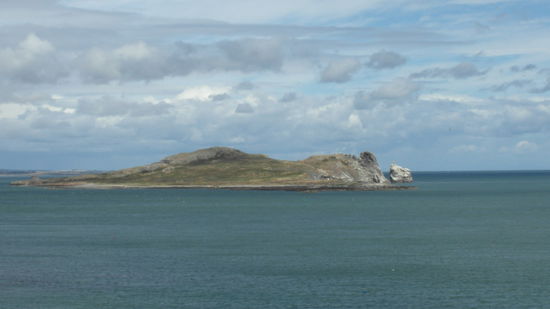 Ausblick auf die kleine Insel im Hafen
