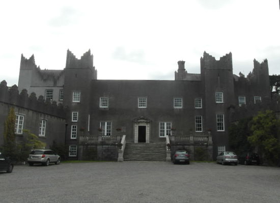 Howth Castle - im 16. Jahrhundert erbaut und im 18. Jahrhundert umgebaut, und immer noch bewohnt vom Lord of Howth.