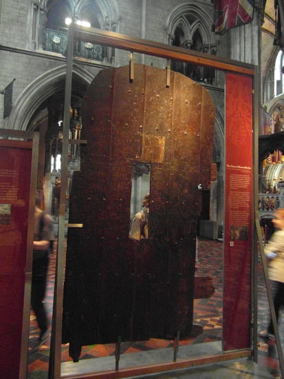Die Chapter Door - im 15. Jahrhundert suchte der Earl of Ormond während einer Fehde Schutz im Kapitelhaus der Kathedrale. Sein Feind, der Earl of Kildare, schnitt ein Loch in die Tür und reichte dem Versteckten seine Hand hindurch. Als Zeichen der Versöhnung wurde die Tür aufbewahrt.