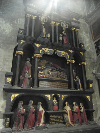 Das Boyle Monument, ein wirklich riesiges Denkmal aus dem Jahr 1632