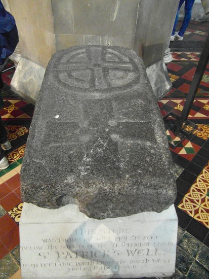 Der Stein, der der Legende nach unter St Patricks Quelle gefunden wurde