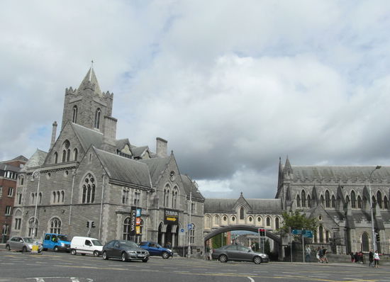 In dem Nebengebäude (links) ist heute die Attraktion Dublinia untergebracht, eine Art "aktive" historische Ausstellung. Sie stand aber nicht auf unserem Plan.