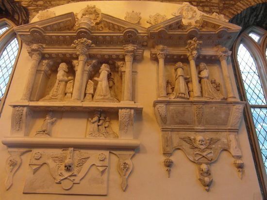 Denkmäler aus der ersten Hälfte des 17. Jahrhunderts. Ursprünglich waren sie bunt angestrichen.