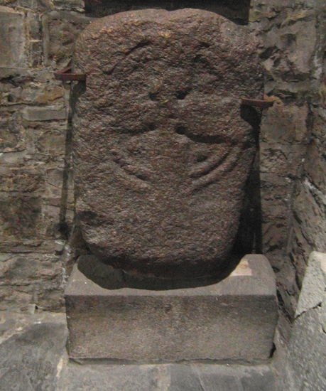 Der "Lucky Stone", ein keltischer Grabstein aus dem 9. Jahrhundert, der viele Jahrhunderte lang vor der Kirche aufgestellt war. Ihn zu berühren, brachte der Legende nach Glück.