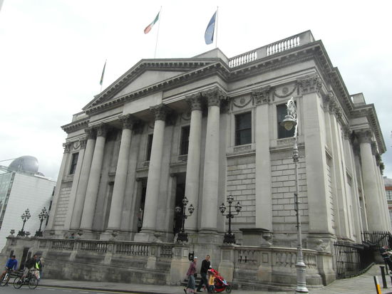 Das Gebäude wurde im 18. Jahrhundert als Börse gebaut und erst seit 1851 als Rathaus genutzt.