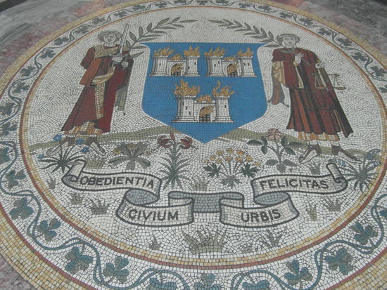 Der Wahlspruch Dublins als Mosaik