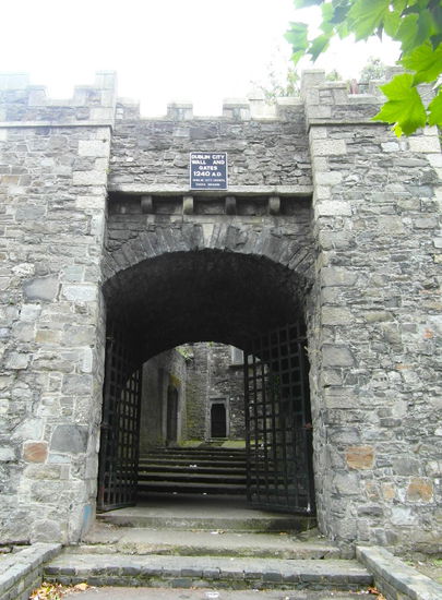 St Audeon's Arch, das einzige Tor in dem kleinen Abschnitt, der noch von der normannischen Stadtmauer aus dem 13. Jahrhundert erhalten ist. Er befindet sich direkt hinter der Kirche.